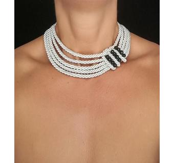 Side motif necklace