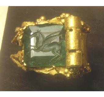 Anello oro con smeraldo inciso con il Pegaso (Cavallo alato)